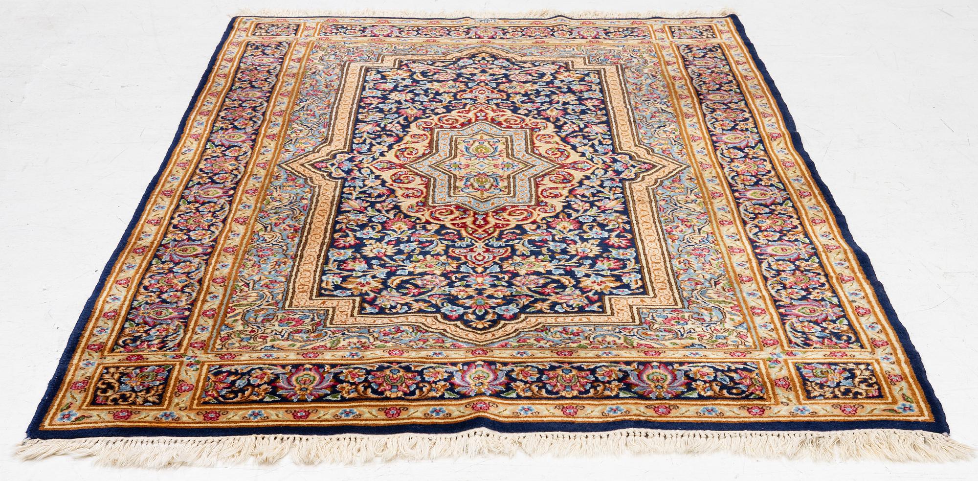 Matta, Kirman,  ca 230 x 150 cm.
