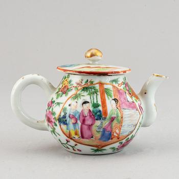 Four famille rose canton porcelain objects, Qing dynasty, late 19th century.