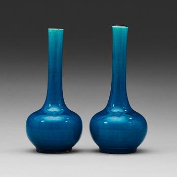 A pair of turkoise glazed vases, late Qing dynasty, circa 1900.