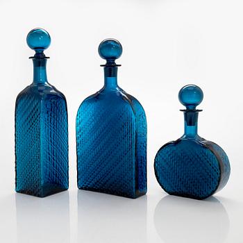 Nanny Still, karaffer, 3 st, "Flindari", Riihimäki Glasbruk, 1960-tal.