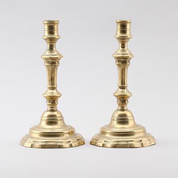 LJUSSTAKAR, 1 par, mässing, senbarock, 1700-tal.