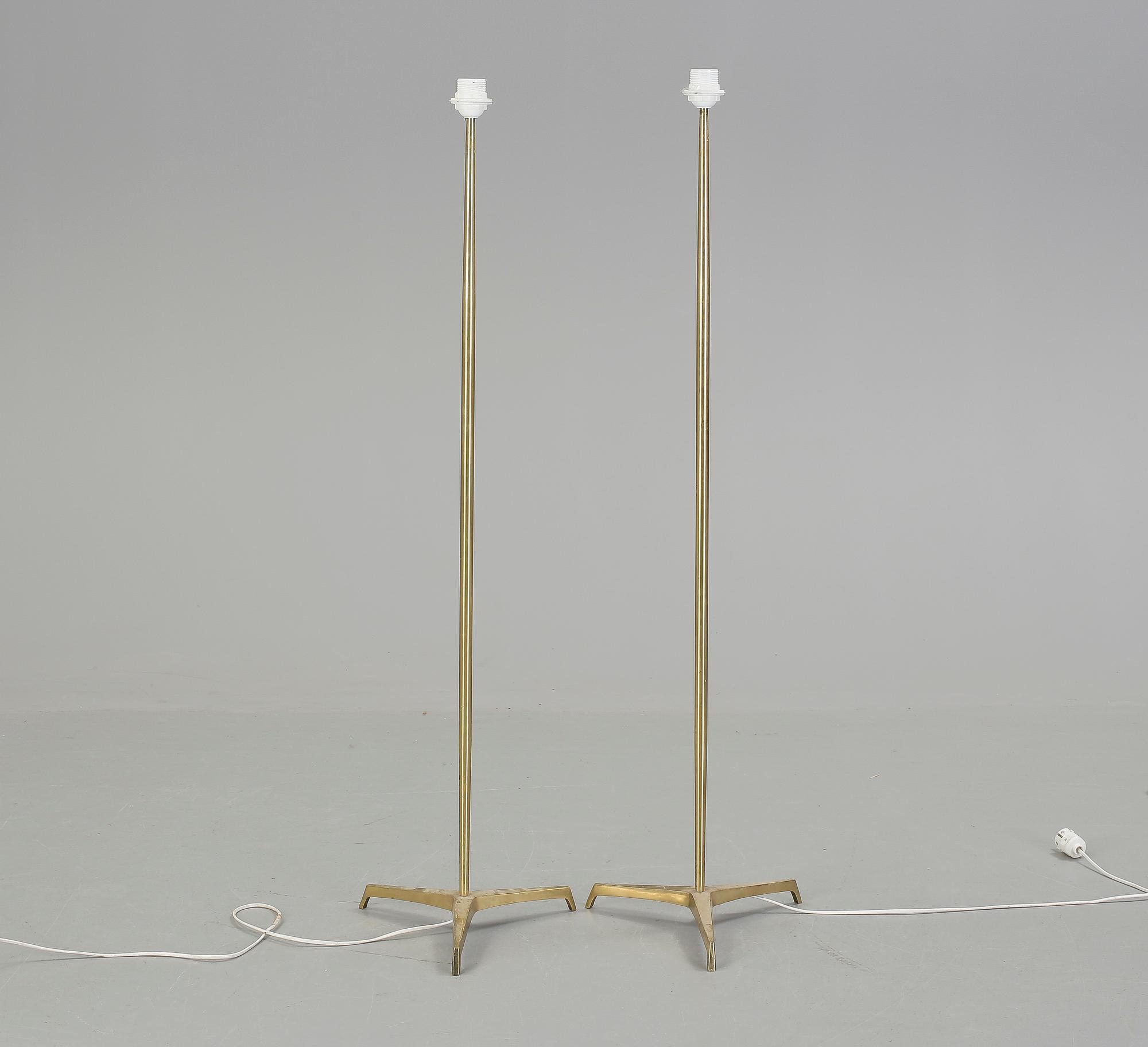 GOLVLAMPOR, ett par, mässing, 1900-talets andra hälft.