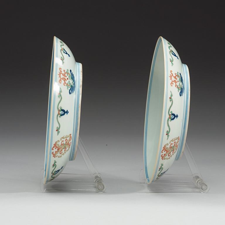 A pair of wucai dishes, Qing dynasty with Daoguangs seal mark and period (1821-50).