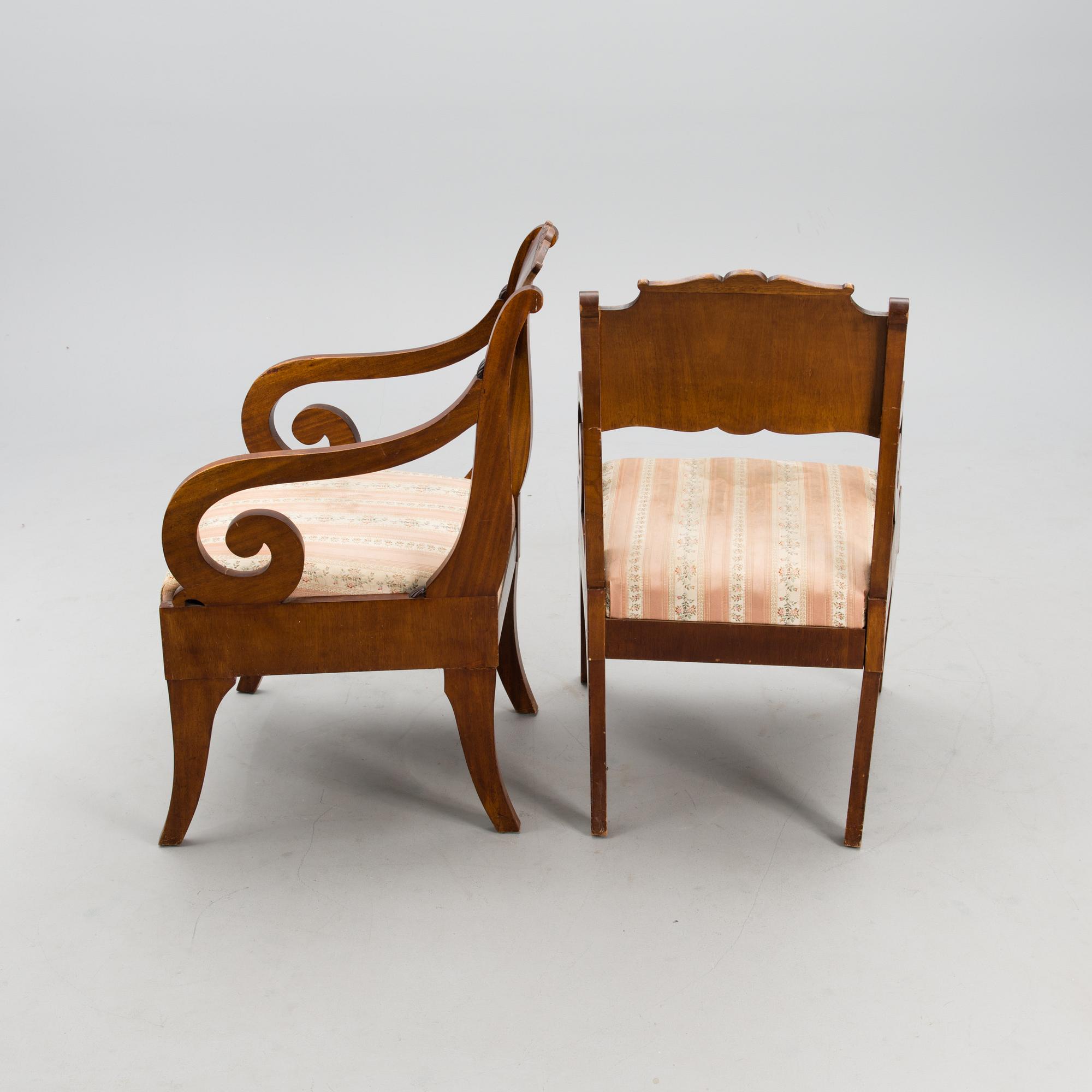 KARMSTOLAR, ett par, biedermeierstil, 1920-tal.