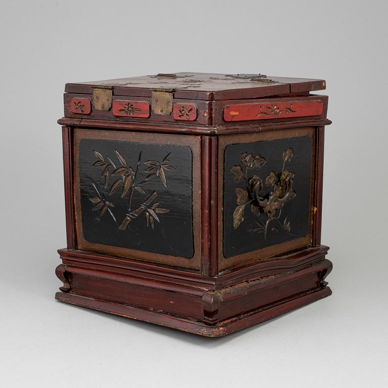 A 20th century chinese jewellery box.