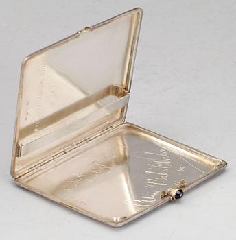 CIGARETTETUI, silver, W A Bolin, Stockholm, 1917. Vikt 157 gram.