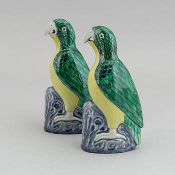 A pair of chinese famille verte porcelain parrots, late Qing dynasty, 19th century.