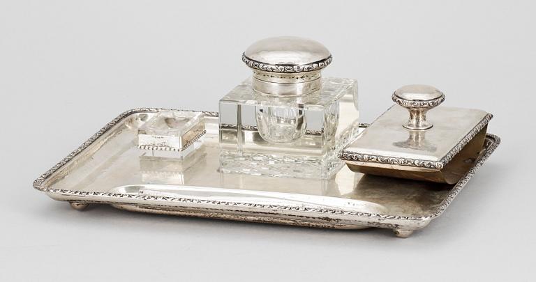 SKRIVSET, 5 delar, silver o glas, Karl Anderson Stockholm 1919. Tot silvervikt ca 790 gram.