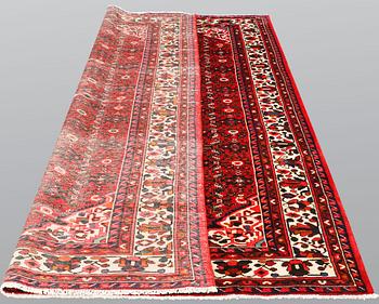 A carpet, Hamadan, ca 301 x 211 cm.