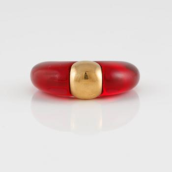 RING, 18K guld med syntetisk rosa harts. Vikt 3,2 gram.