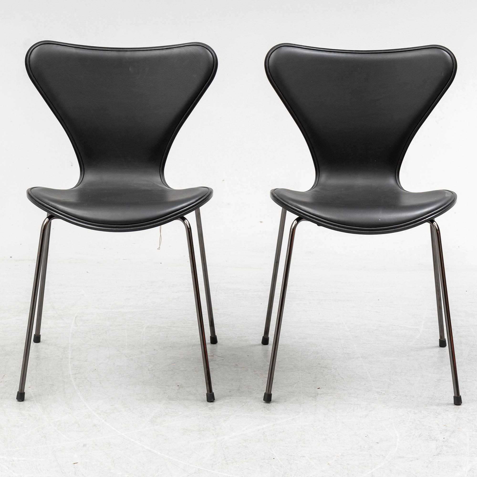 ARNE JACOBSEN, stolar, ett par, "Sjuan 3107 Black Edition" för Fritz Hansen, Danmark, 2016.