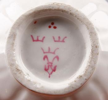 CREMEKOPPAR, 2 st, mjukt porslin, Marieberg, 1700-tal.
