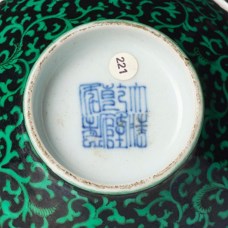 Skål, porslin. Qingdynastin med Qianlongs märke.