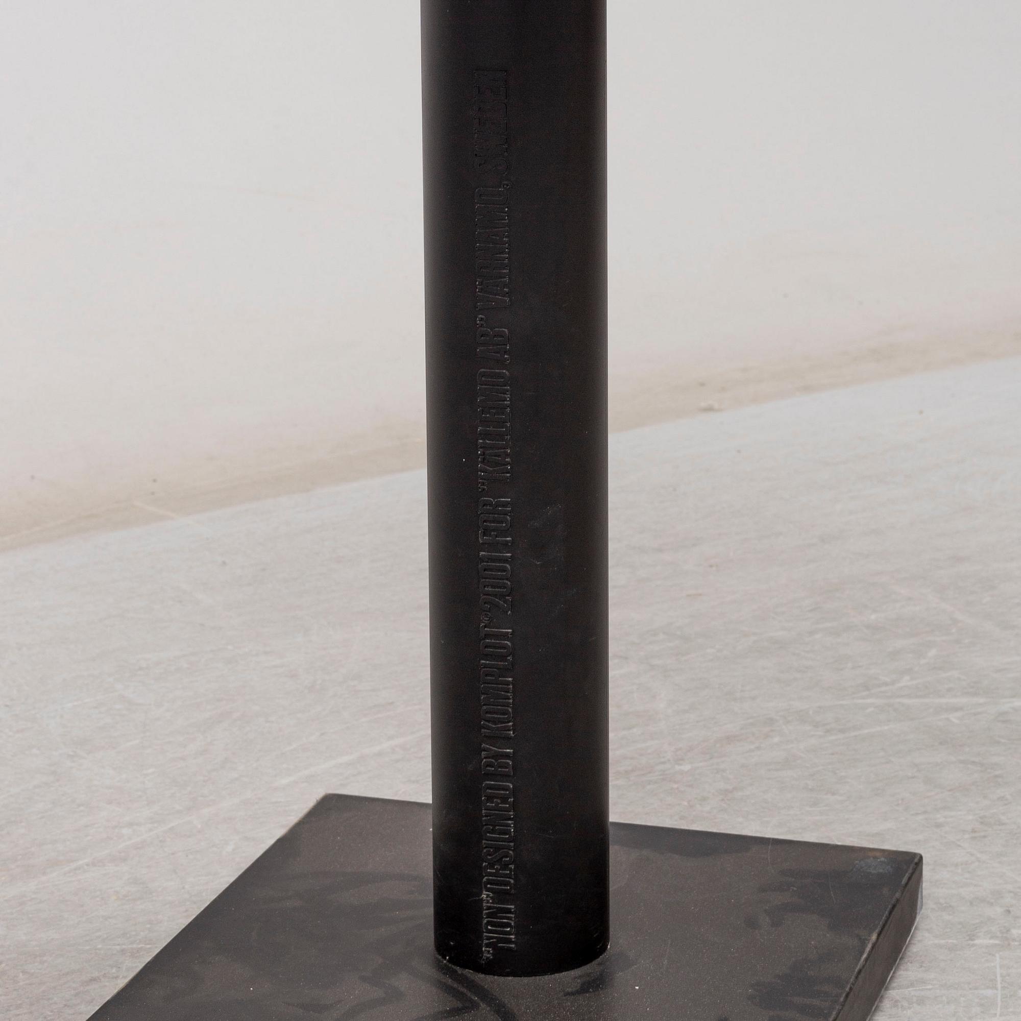 BORIS BERLIN/POUL CHRISTIANSEN, bord med två stolar, "Non", Komplot design, Källemo.