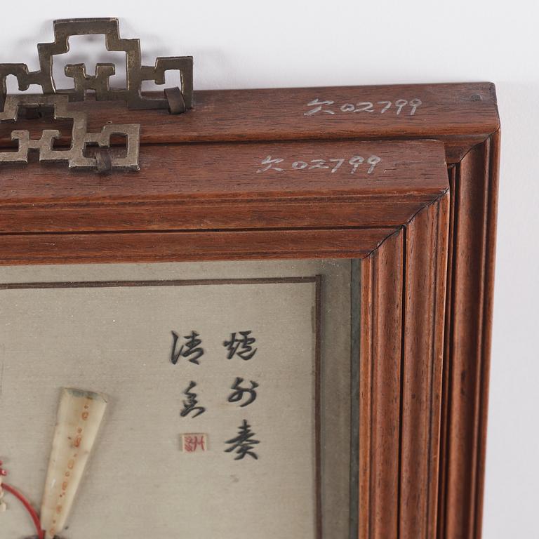 Reliefer, ett par, sten och siden. Qingdynastin (1644-1912).