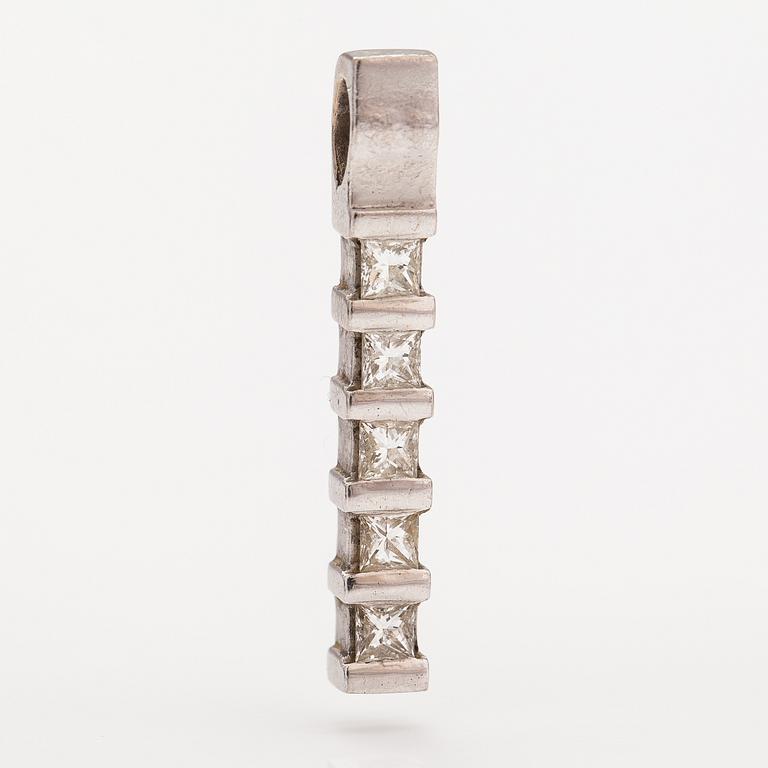An 18K white gold pendant with princess-cut diamonds ca. 0.45 ct in total.