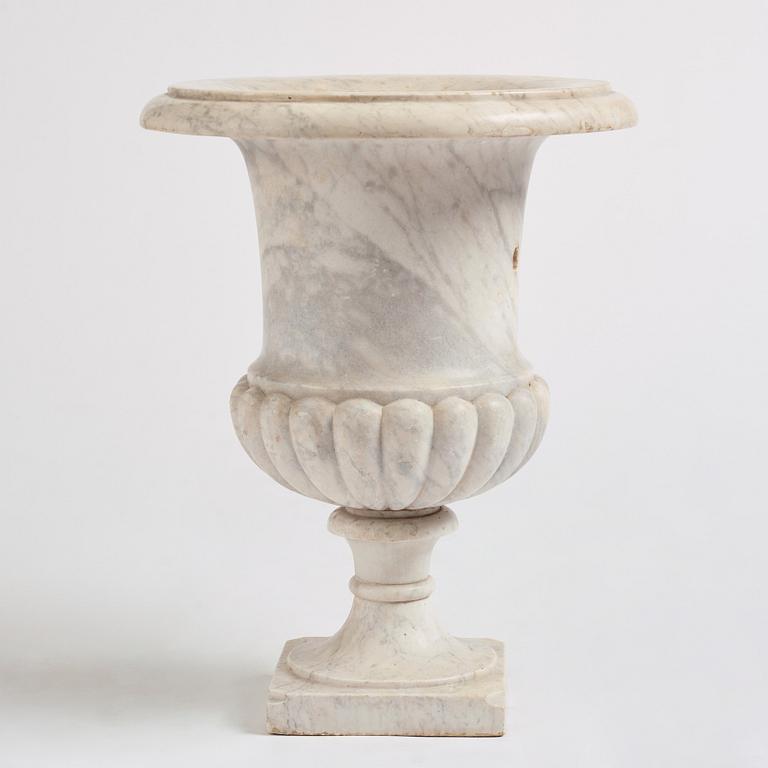 A presumably Italian white marble urn, first half of the 19th century.