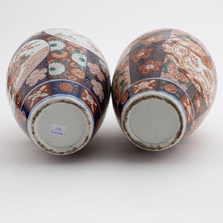 A pair of Japanese porcelain vases, first half of the 20th Century.