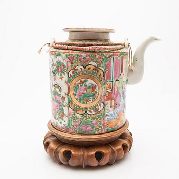 A porcelain set, 8 pieces, Canton, 19th century, China.