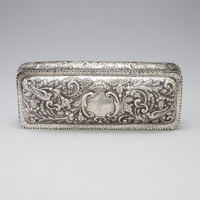 AN ENGLISH VICTORIAN SILVER BOX, London 1887. Weight with loose bottom ca 630 g.
