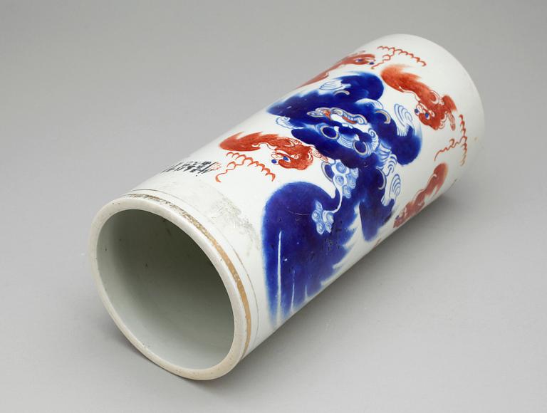 PENSELVAS och BOJAN, Kina, porslin, 1900-talets första hälft.