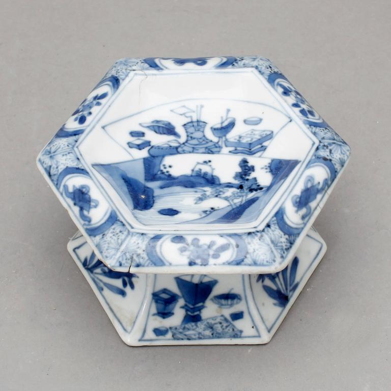SALTKAR, porslin. Qing dynastin, Kangxi (1662-1722).