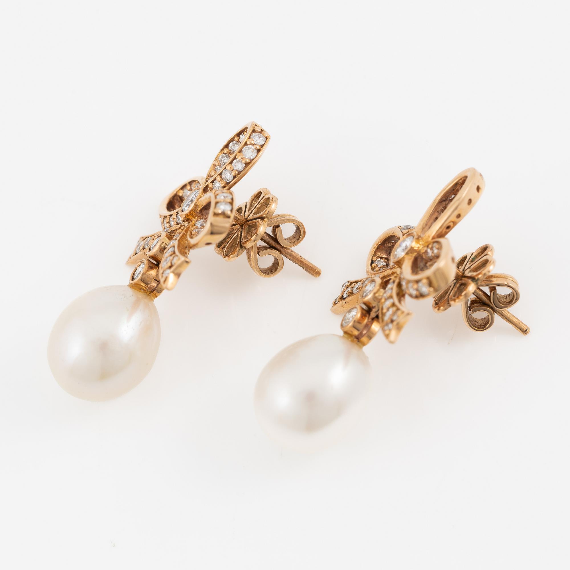 Earrings, a pair, 18K rose gold with cultured freshwater pearls and brilliant-cut diamonds.