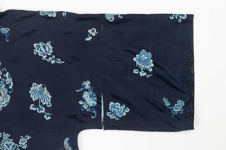 A Chinese silk robe, early 20th century.