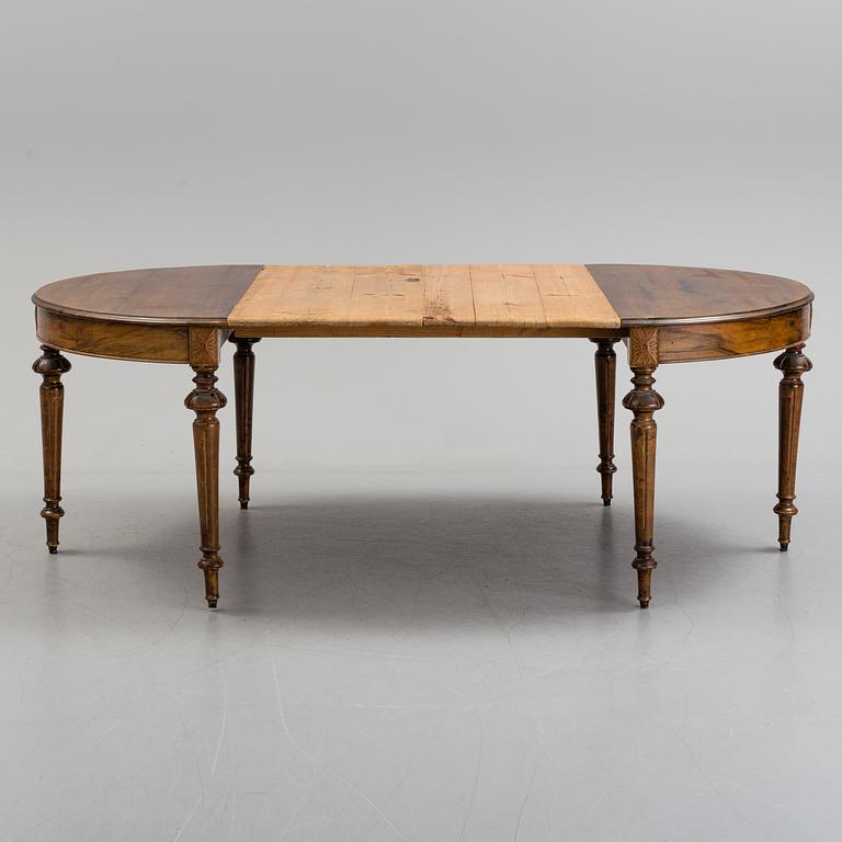 A late 19th century dining table.