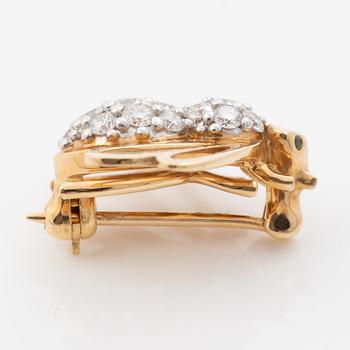 Bee brooch in 18K gold set with round brilliant-cut diamonds.