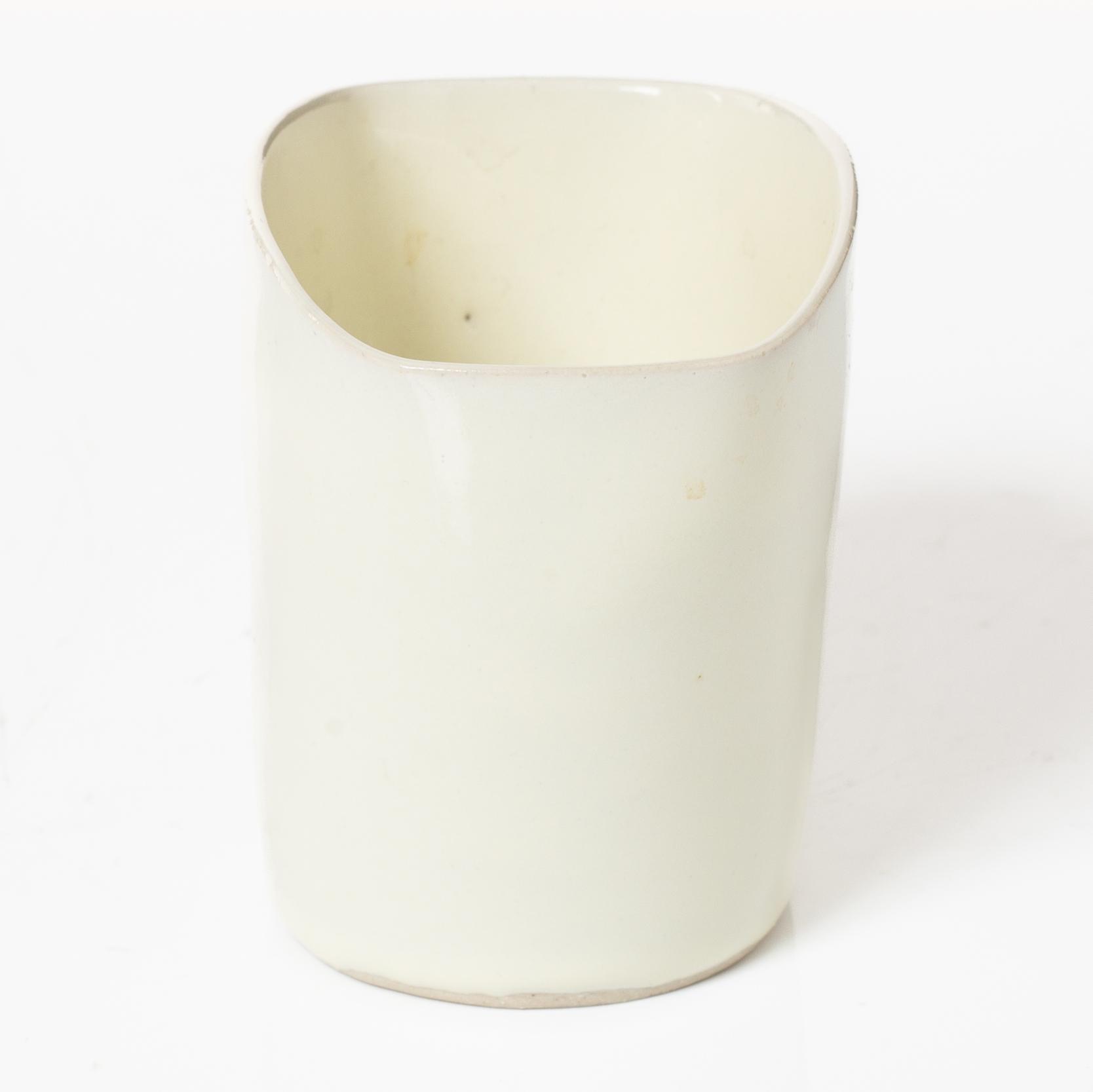 Kennet Williamsson, fyra keramiska objekt, varav tre signerade.