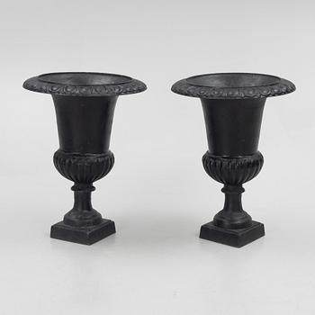 A pair of cast-iron garden urns, second half of the 20th Century.