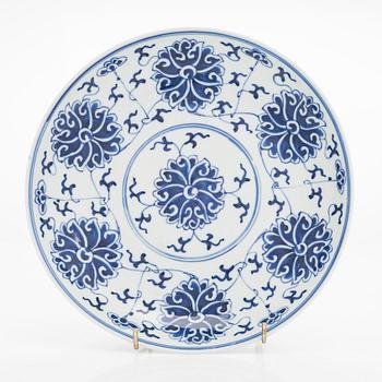 A blue and white lotus porcelain dish, Qing dynasty, 19th century.