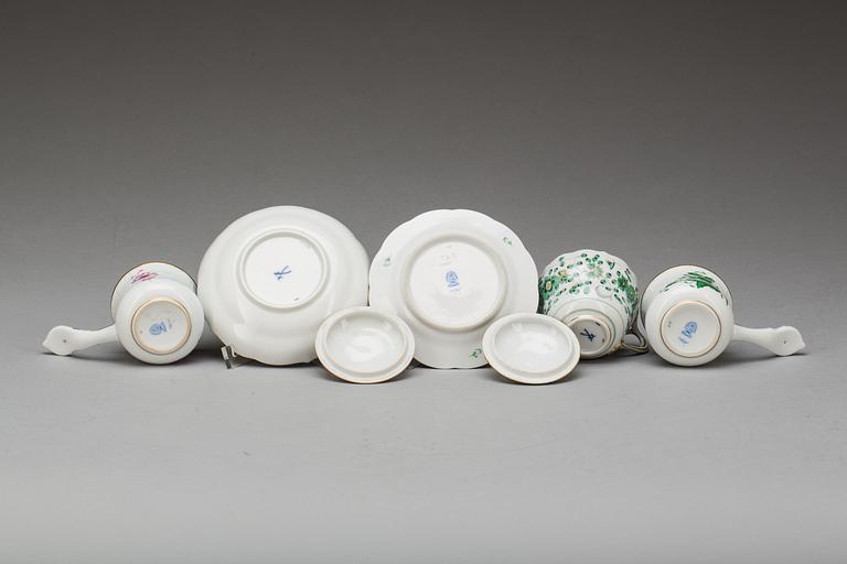 KOPP PÅ FAT och CREMEKOPPAR, 2 st. Porslin, Meissen resp. Herend.