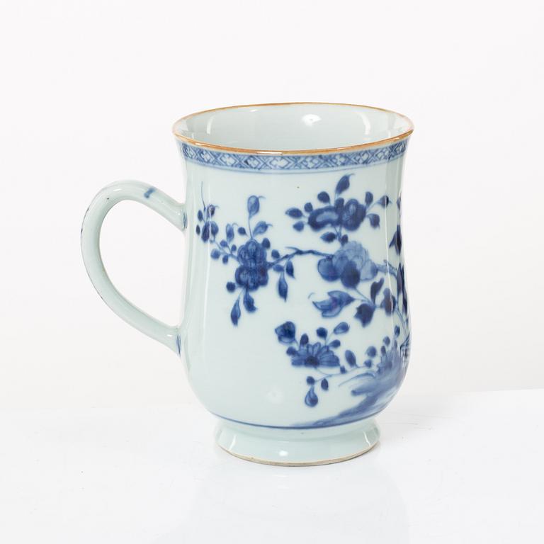 Krus, samt muggar två stycken, porslin. Qingdynastin, 1700-tal.