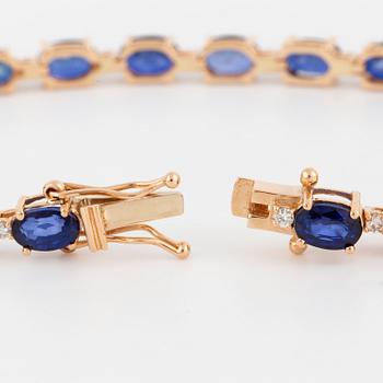 ARMBAND, med safirer och briljantslipade diamanter.