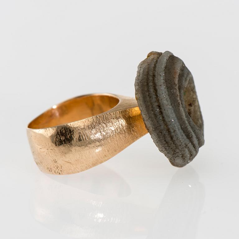 RING, 14K guld, oslipad sten. Matti Hyvärinen, Sirokoru 1963. Vikt ca 13,1 g.