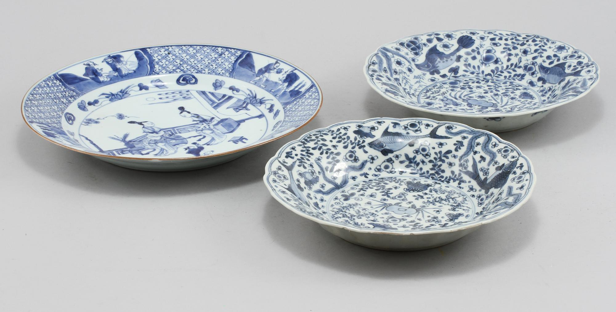 SKÅLFAT, 2 st samt FAT, porslin, Kina, 1700/1800-tal.