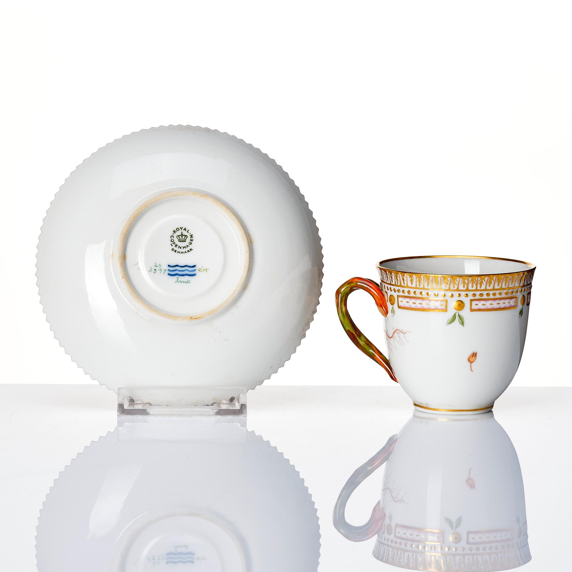 Kaffekoppar, med fat, tre stycken samt fem assietter, porslin. Royal Copenhagen, 'Flora Danica', Danmark, 1900-tal.