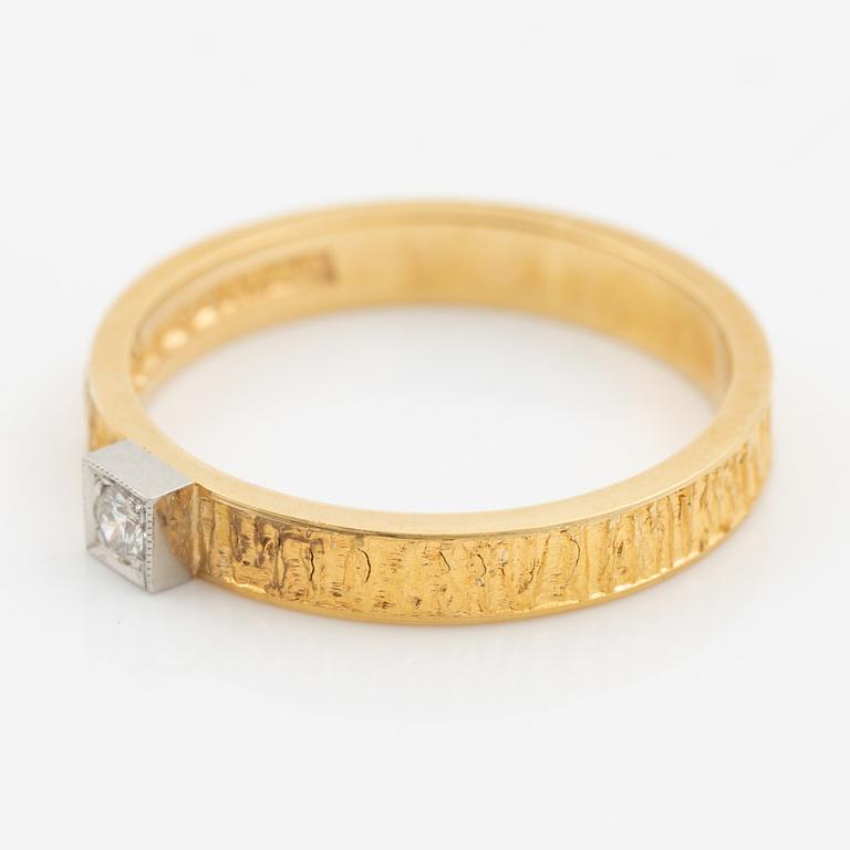 Lapponia, ring, 18K gold set with a round brilliant-cut diamond, Finland 1977.