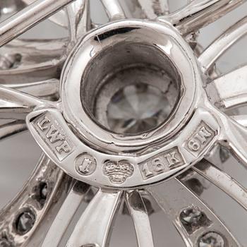 Brosch 18K vitguld med runda briljantslipade diamanter totalvikt ca 2.50 ct.
