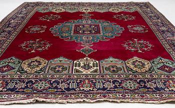 Carpet, Tabriz. Approx. 392 x 295 cm.