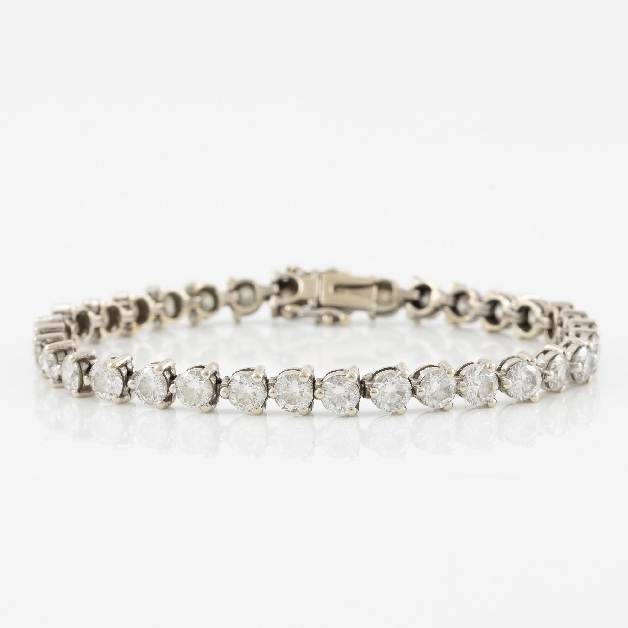 Tennis bracelet 18K white gold with round brilliant-cut diamonds.