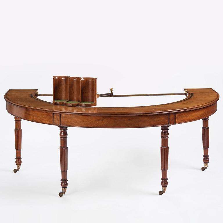 A Regency mahogny hunt table in the manner of Gillows, first part of 19th century.