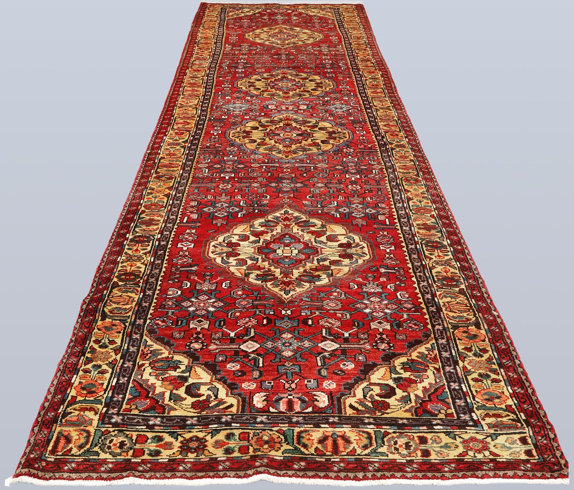A Hamadan runner, approx. 517 x 125 cm.