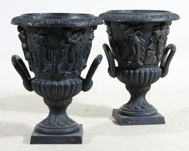 TRÄDGÅRDSURNOR, ett par, gjutjärn. 1900-talets slut.