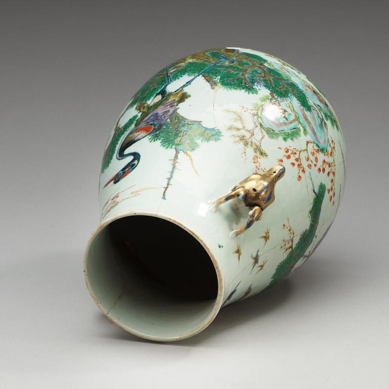 A wucai vase, Qing dynasty, with six charakter Qianlong mark.