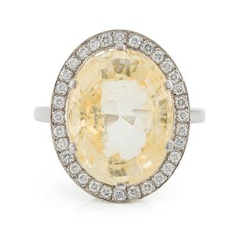 518. W.A Bolin ring 18K vitguld med gul safir och runda briljantslipade diamanter. Stockholm 1986,