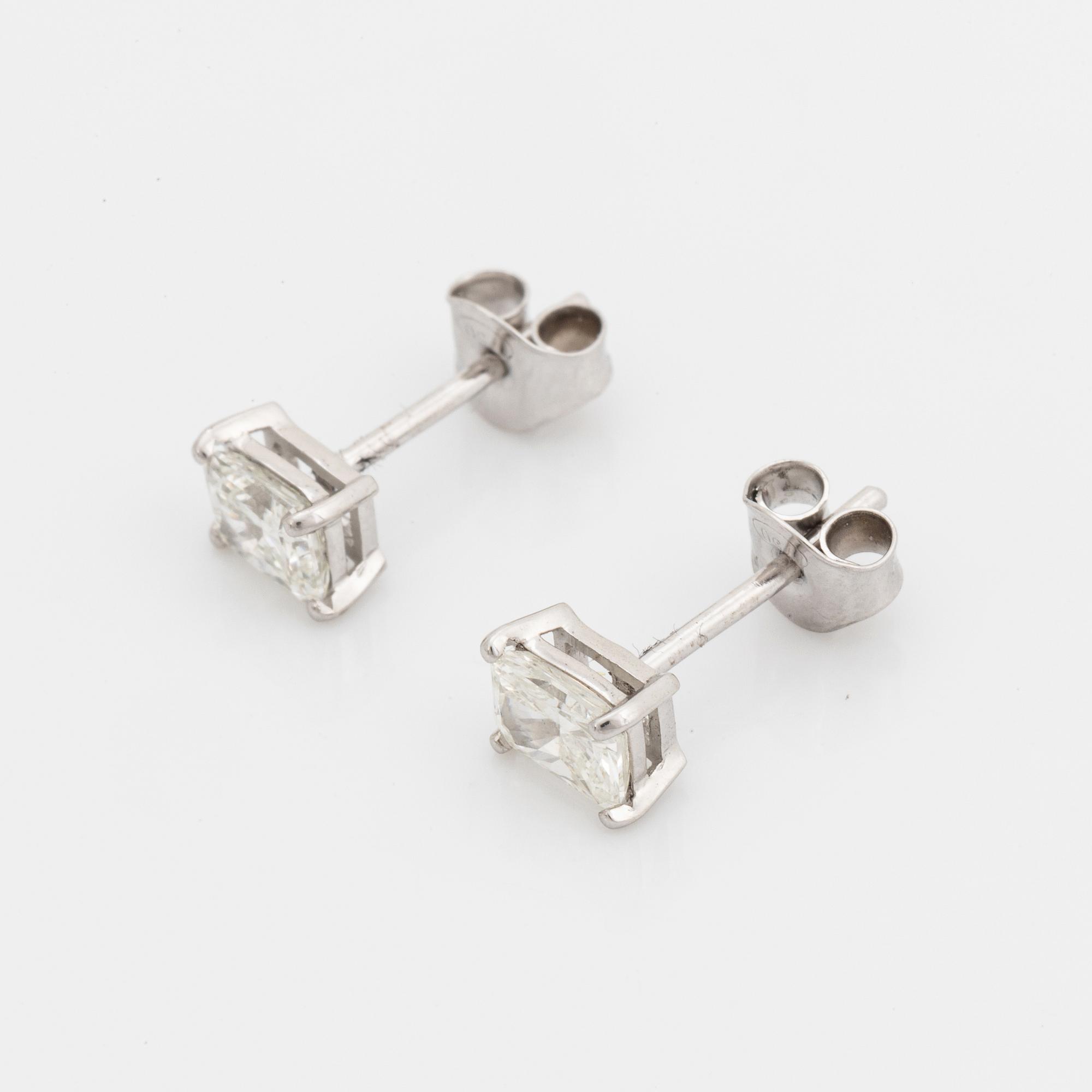 Örhängen med radiantslipade diamanter totalt 1,01 ct, med GIA dossier.