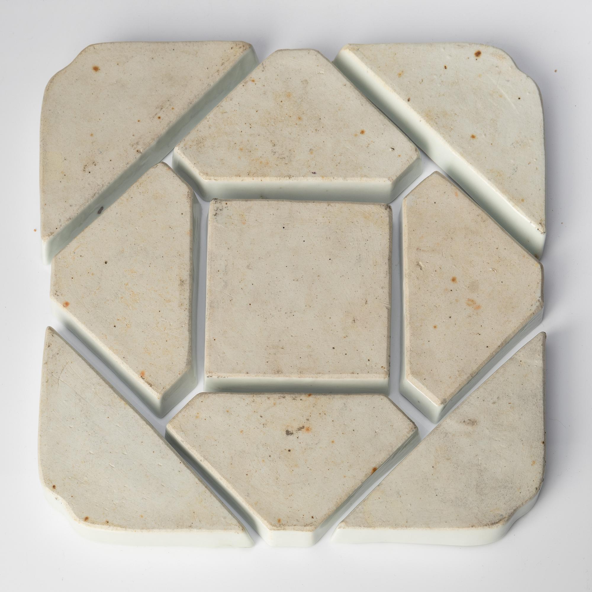 Cabaret i schatull, porslin och trä. Kina, 1900-tal.